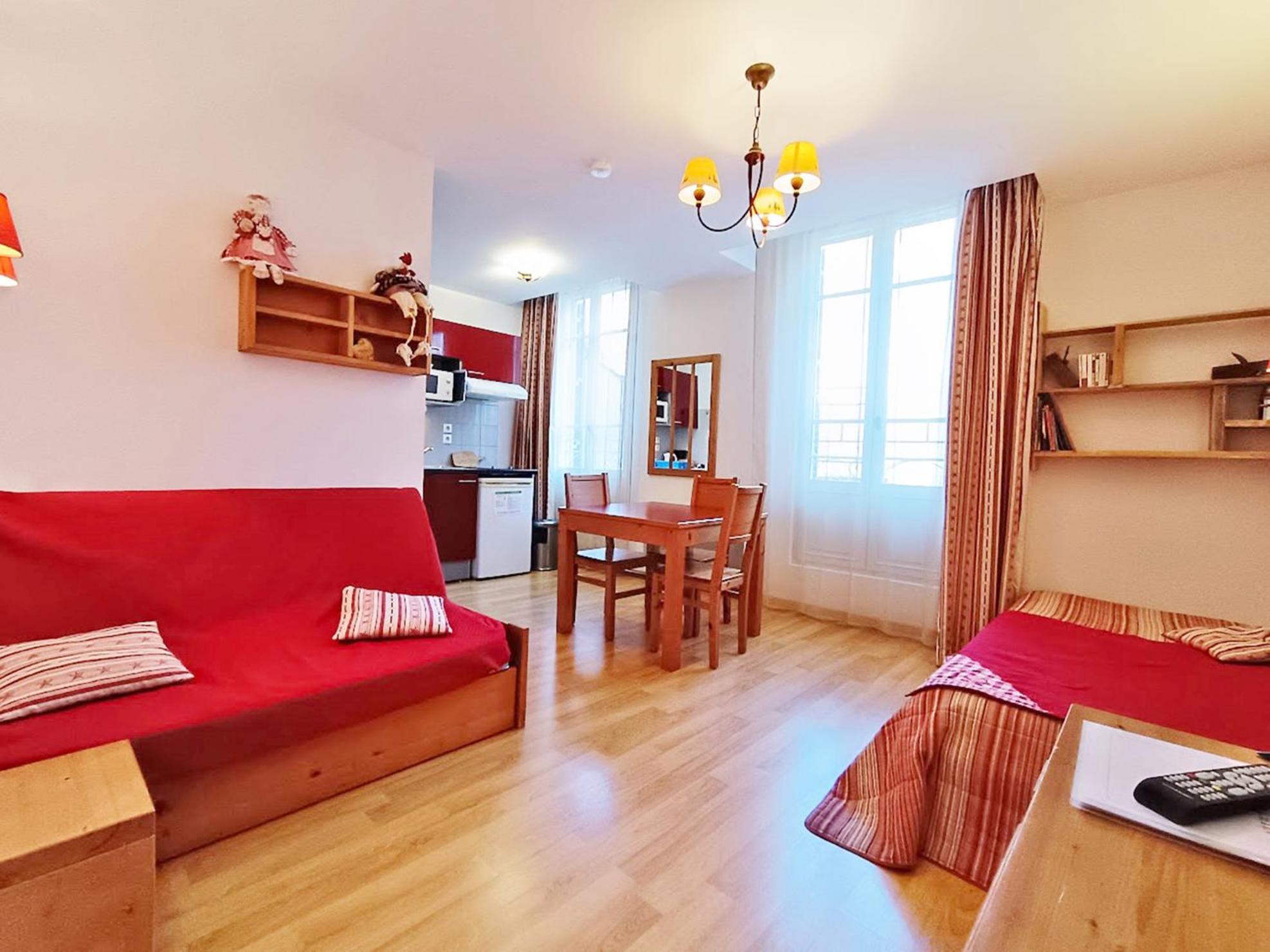 Le Bouquetin, Studio, Centre Luchon, Wifi, Casier A Skis, Ascenseur, 3 Personnes Bagnères-de-Luchon Esterno foto